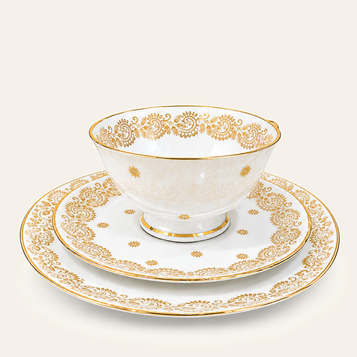 Trio tasse et assiettes à décor doré